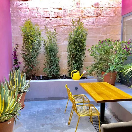 Lorry - Converted Townhouse *