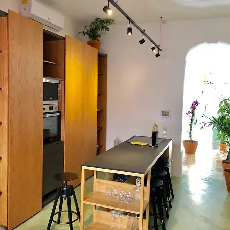 Lorry - Converted Townhouse * סליאמה