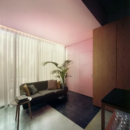 Lorry - Converted Townhouse *